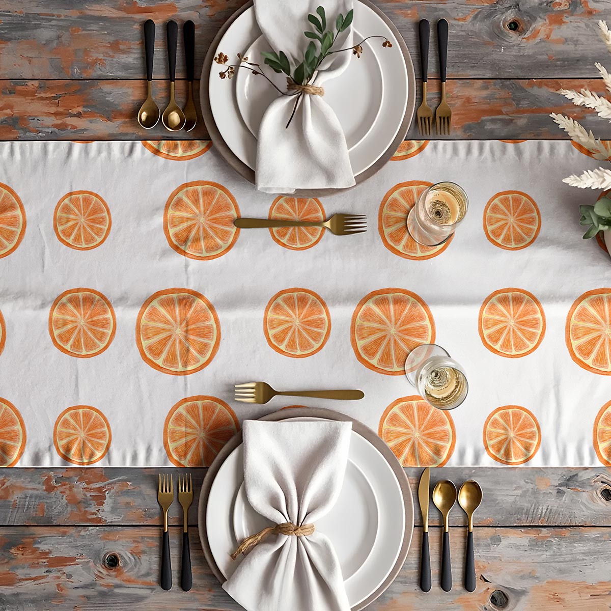 aranżacja stołu z bieżnikiem, talerzami i złotymi sztućcami