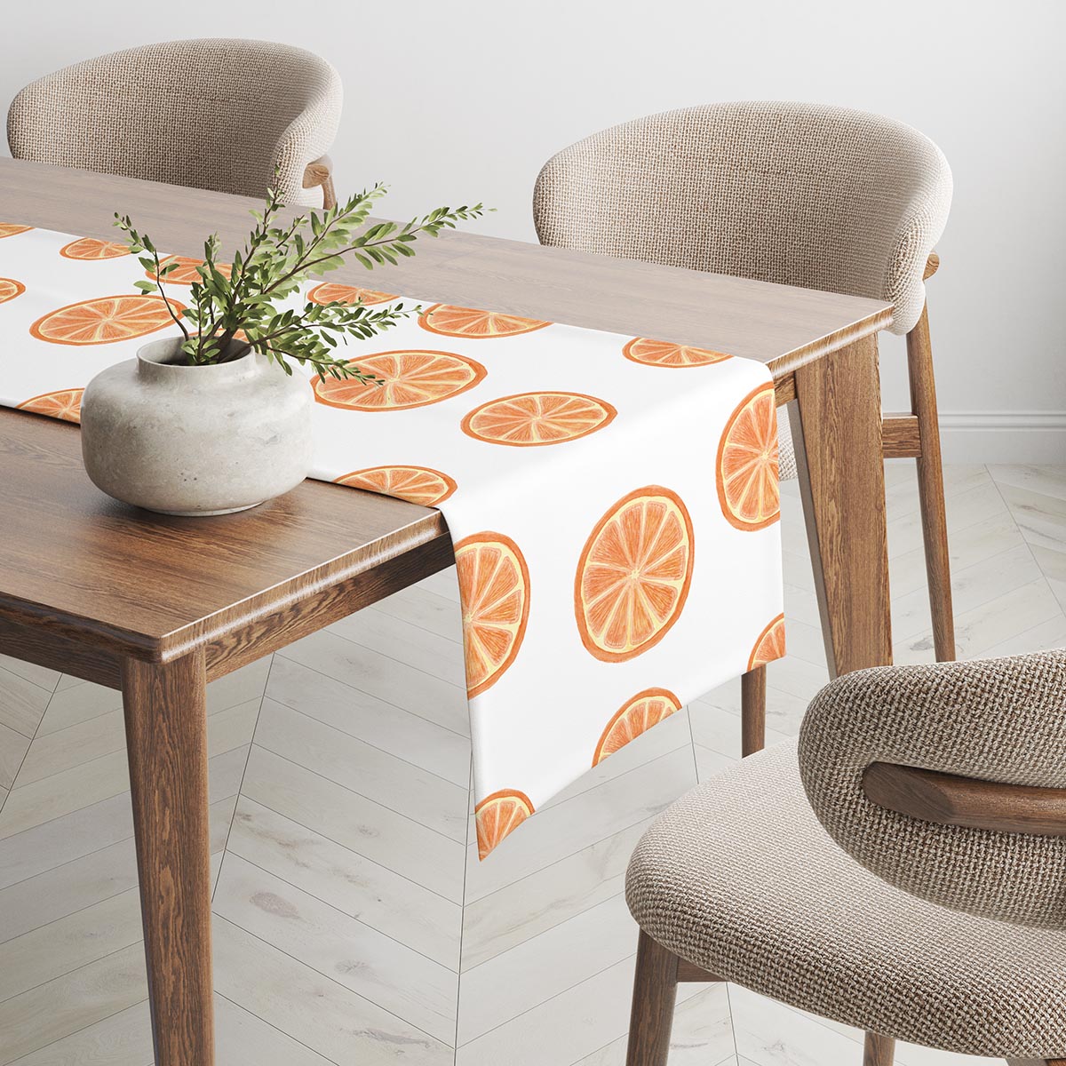 bieżnik ułożony na drewnianym stole z widocznym powtarzalnym wzorem plasterków