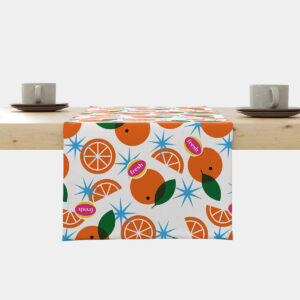 Bieżnik z wzorem pomarańczy i niebieskich gwiazdek na białym tle ułożony na stole
