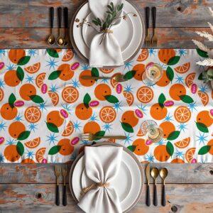 Widok bieżnika w aranżacji stołu z nakryciami, motyw pomarańczy rozmieszczony na całej powierzchni