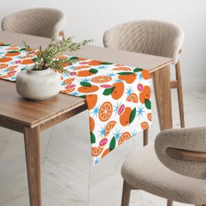 Bieżnik na stole w przytulnej aranżacji jadalni z widocznymi liśćmi i gwiazdkami we wzorze