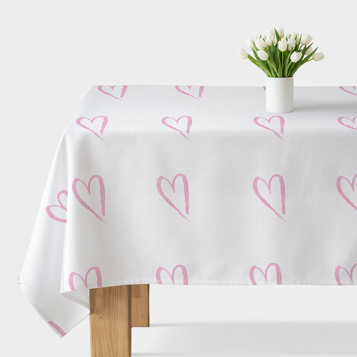 biały obrus z różowymi, malowanymi sercami na stole, widok ogólny