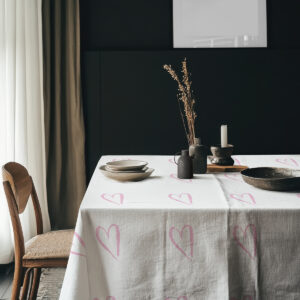 aranżacja stołu z obrusem i neutralną zastawą, romantyczny nastrój