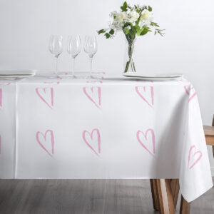 stylizowane wnętrze z obrusem i dekoracją stołu, widok z boku