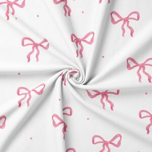 Zbliżenie na tkaninę i szczegóły nadruku różowych kokard