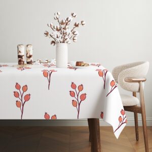 Stół zastawiony deserami i wazonem z bawełnianymi kwiatami na obrusie