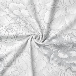 Zbliżenie na szkicowy motyw kwiatowy i fakturę tkaniny obrusu