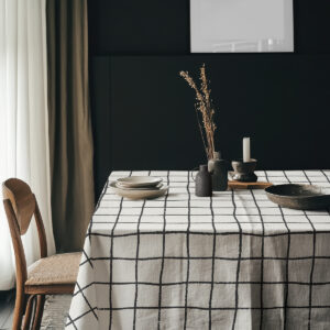 aranżacja stołu z obrusem w kratę oraz minimalistycznymi naczyniami i dekoracjami
