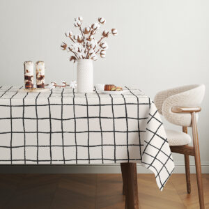 stół udekorowany obrusem z bawełnianą dekoracją w wazonie na neutralnym tle