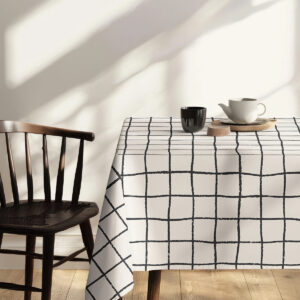 małe nakrycie do kawy z filiżanką na obrusem w wyraźną kratę