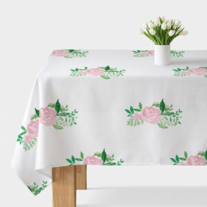 biały obrus z akwarelowymi różami i zielonymi liśćmi, widok stołu z wazonem tulipanów