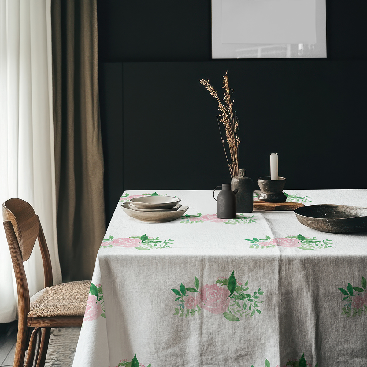 aranżacja stołu z talerzami i dekoracjami na tle ciemnej ściany, obrus w różane bukieciki