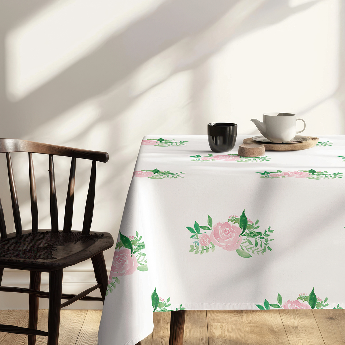 jasne wnętrze z krzesłem i deserami na stole pokrytym obrusem z akwarelowymi różami