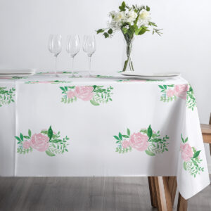 minimalistyczne ustawienie z filiżanką i kieliszkami na obrusem z różowymi bukiecikami, detal krawędzi