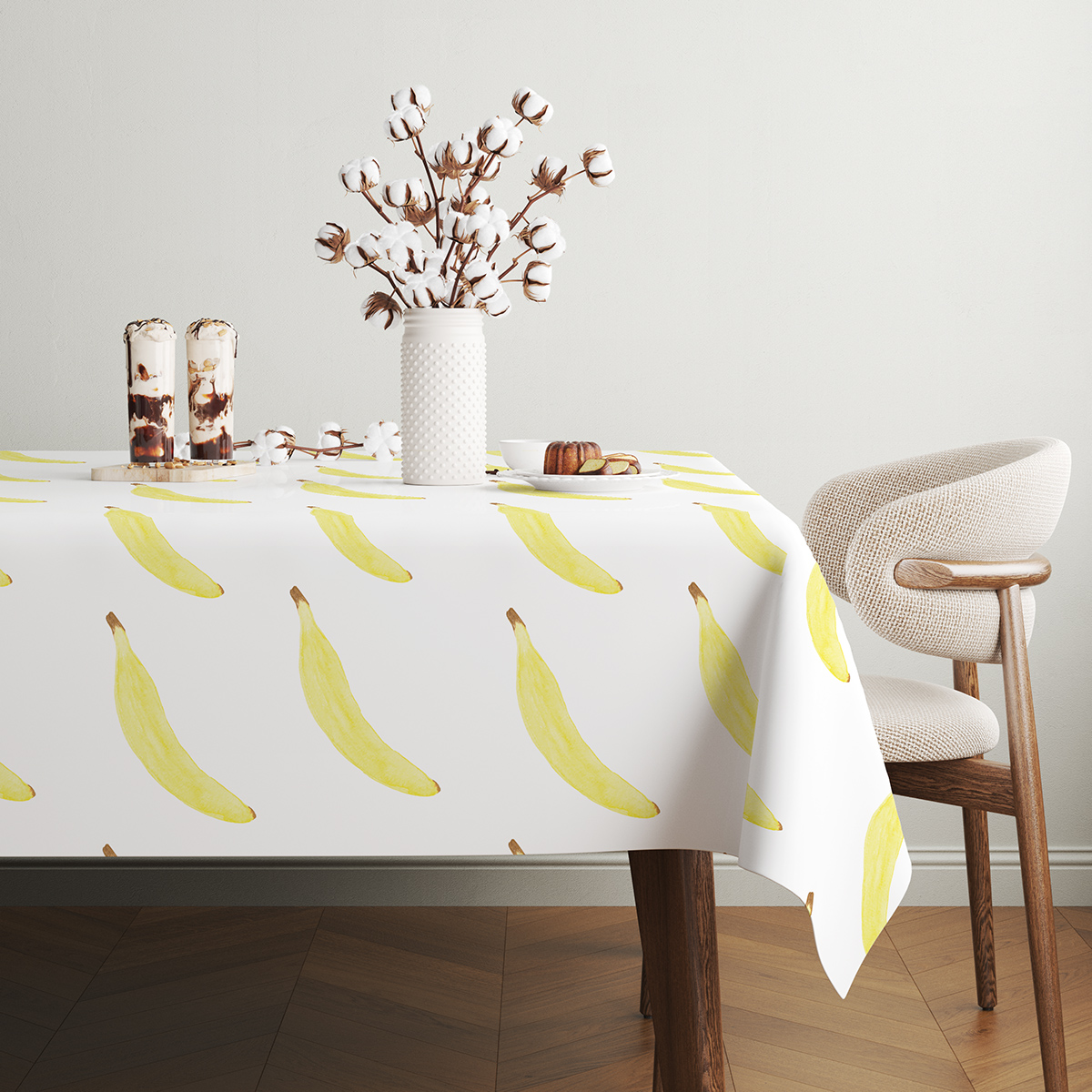 Widok narożnika stołu z drewnianym krzesłem i motywem bananów na materiale