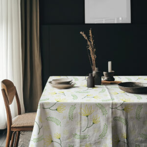 aranżacja stołu z obrusem w kwiatowy wzór, naczynia i dekoracje w naturalnych kolorach