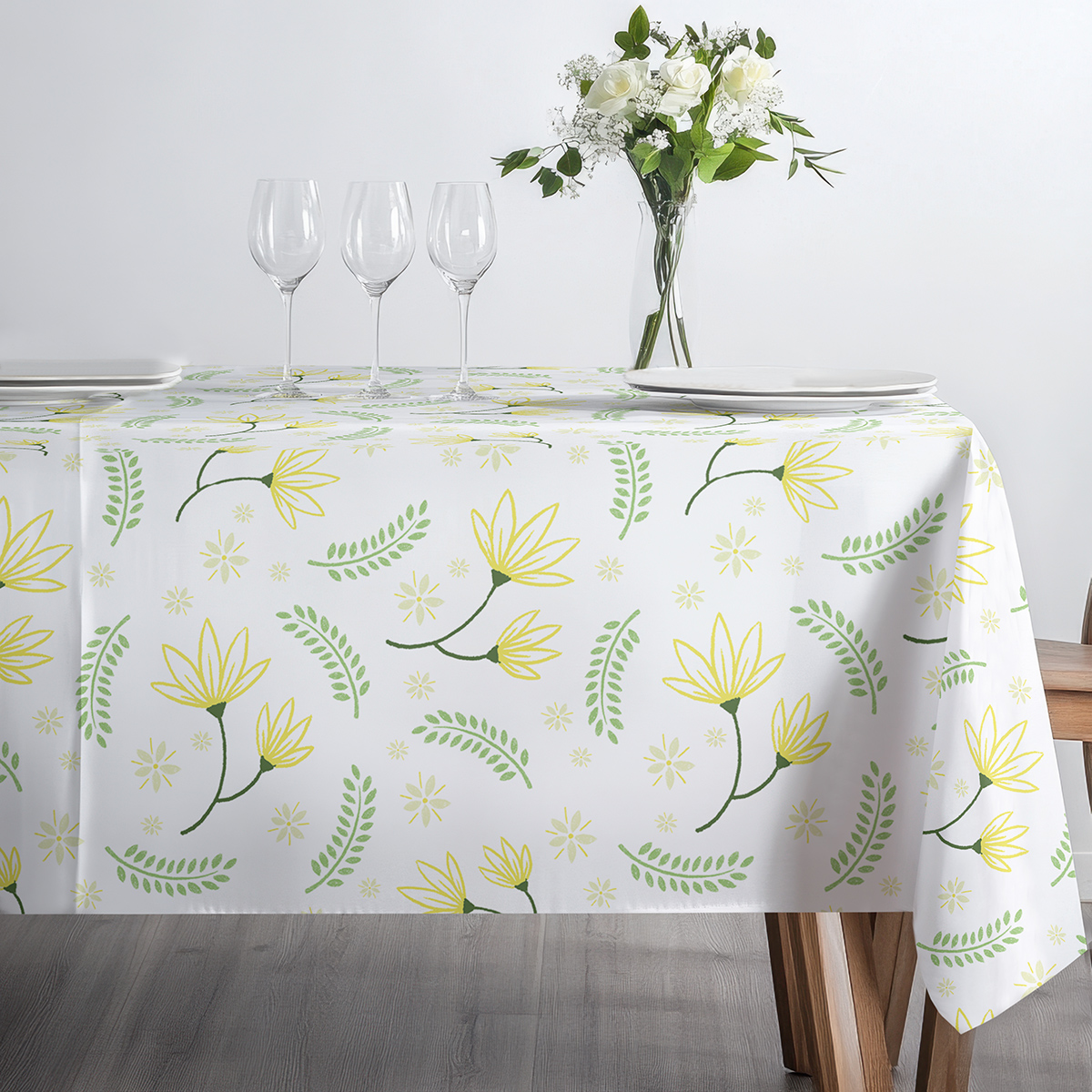 fragment brzegu obrusu z powtarzalnym motywem kwiatowym widoczny z boku stołu