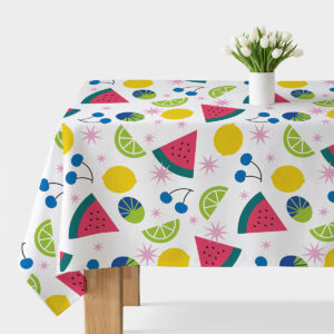 Obrus z kolorowym wzorem owoców na jasnym tle, ujęcie całego stołu