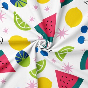 Zbliżenie na wzór: plastry arbuza, cytryny i limonki oraz różowe gwiazdki