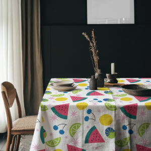 Aranżacja stołu z obrusem, ceramiką i dekoracjami w naturalnym wnętrzu