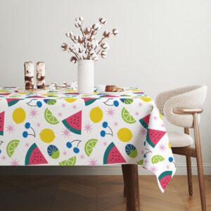 Detale tkaniny pokazujące fakturę i nasycone kolory nadruku