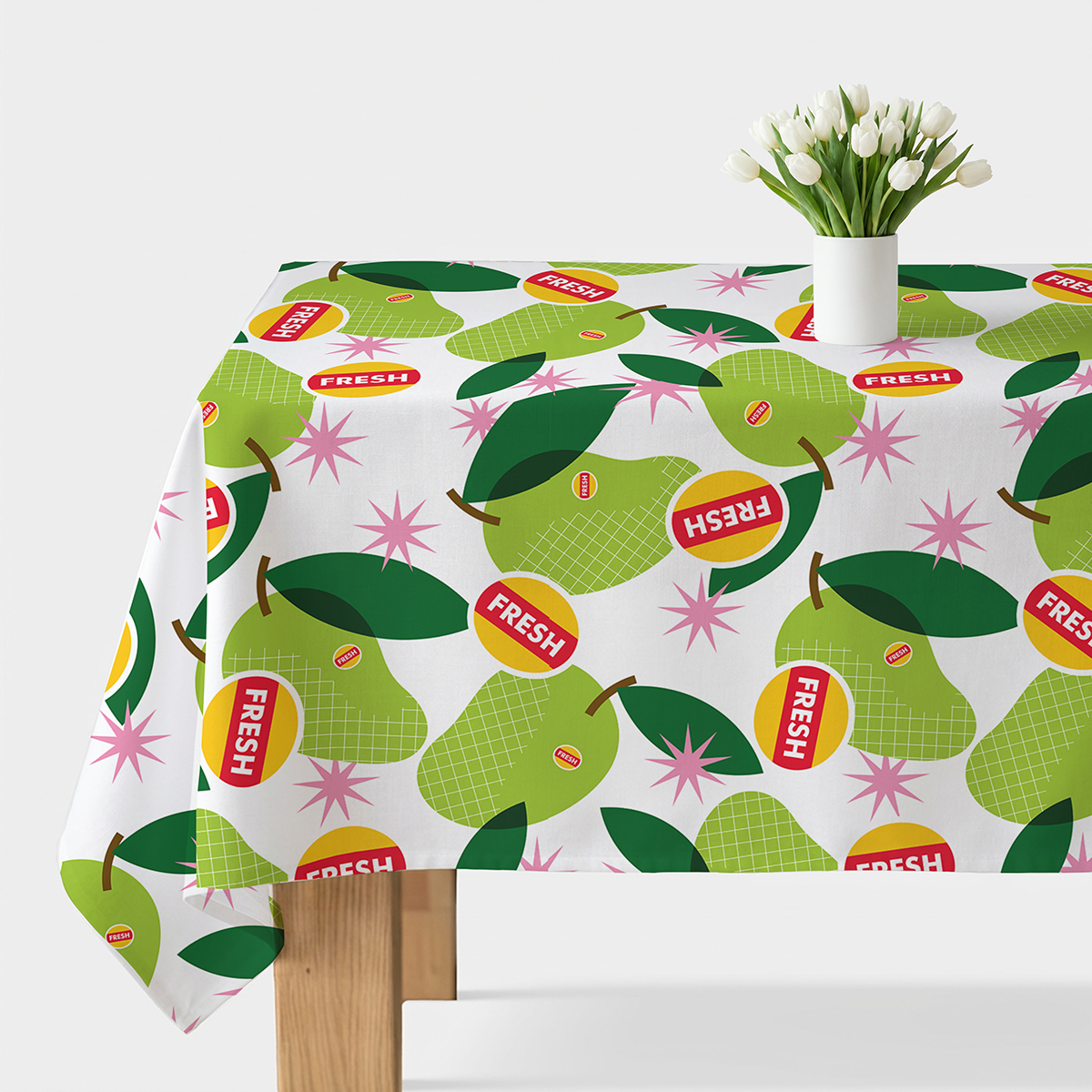 Obrus z zielonymi gruszkami i różowymi gwiazdkami na białym tle, widok głównego ujęcia produktu