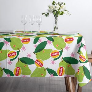 Widok z góry na obrus z gruszkami, szkło i zastawa w ujęciu stołu