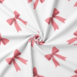 zbliżenie na tkaninę i detal różowej kokardki na jasnym tle