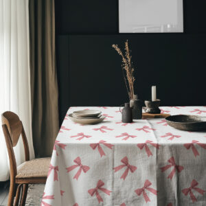 aranżacja stołu z ceramicznymi naczyniami na obrusie w kokardki