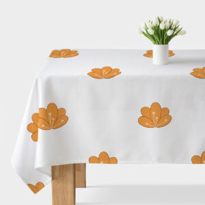 biały obrus z rozmieszczonymi stylizowanymi pomarańczowymi kwiatami na stole z bukietem tulipanów