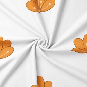 detal tkaniny z pomarańczowym kwiatowym wzorem i widoczną fakturą włókien