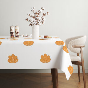 stół udekorowany obrusem i wazonem z bawełnianymi gałązkami na jasnym tle