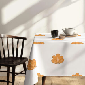 bliższe ujęcie narożnika stołu z obrusem i krzesłem w naturalnej aranżacji