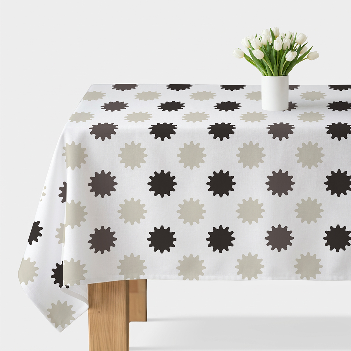 obrus rozłożony na stole z białym tłem i regularnymi neutralnymi rozbłyskami