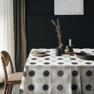 aranżacja stołu z naczyniami i dekoracjami na obrusie w stonowanych odcieniach