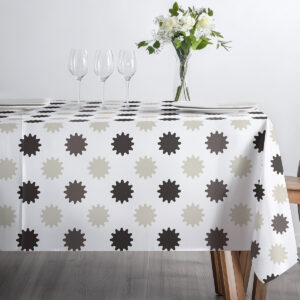 jasne wnętrze z obrusm na stole, filiżanka i dekoracyjne dodatki na wzorze