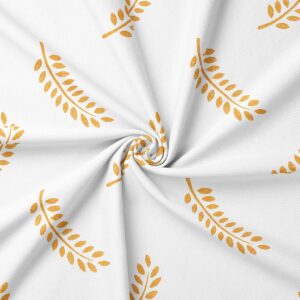 zbliżenie na fakturę tkaniny i detal złotego motywu gałązki