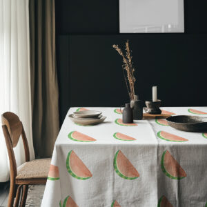 aranżacja stołu z ceramiką na obrusem w plasterki arbuza w przytulnym wnętrzu