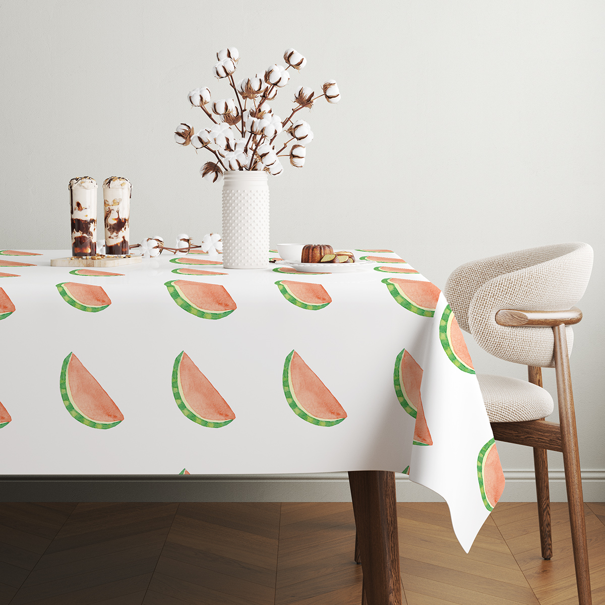 kompozycja ze gałązkami bawełny i deserami na obrusem z arbuzowymi wzorami