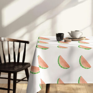 widok narożnika stołu z krzesłem i obrusem w akwarelowe plasterki arbuza przy naturalnym świetle