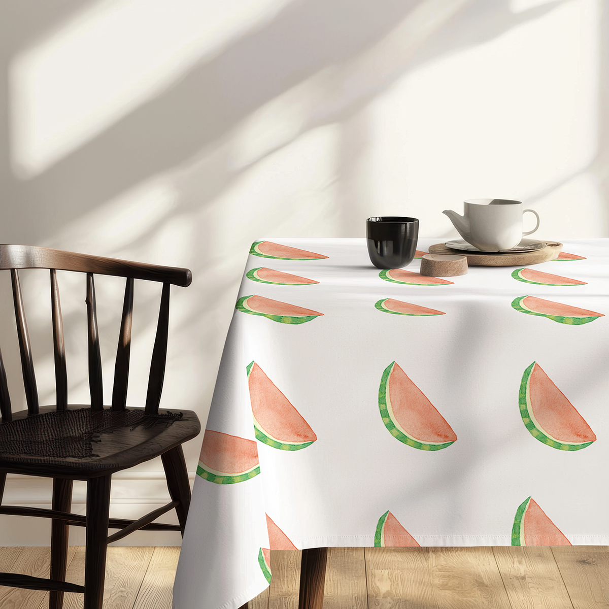 widok narożnika stołu z krzesłem i obrusem w akwarelowe plasterki arbuza przy naturalnym świetle