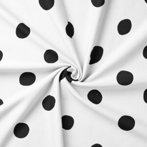 zbliżenie na fakturę tkaniny i nieregularne czarne kropki w centralnym skręcie materiału