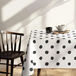 kadr z krzesłem i drobnymi naczyniami ustawionymi na obrusem w malowane kropki