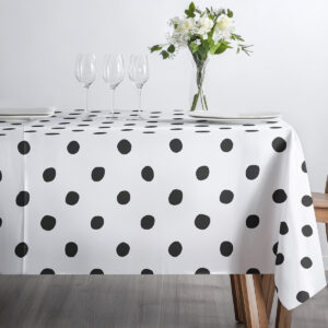 perspektywa z przodu pokazująca równomierny wzór czarnych kropek na białym obrusie