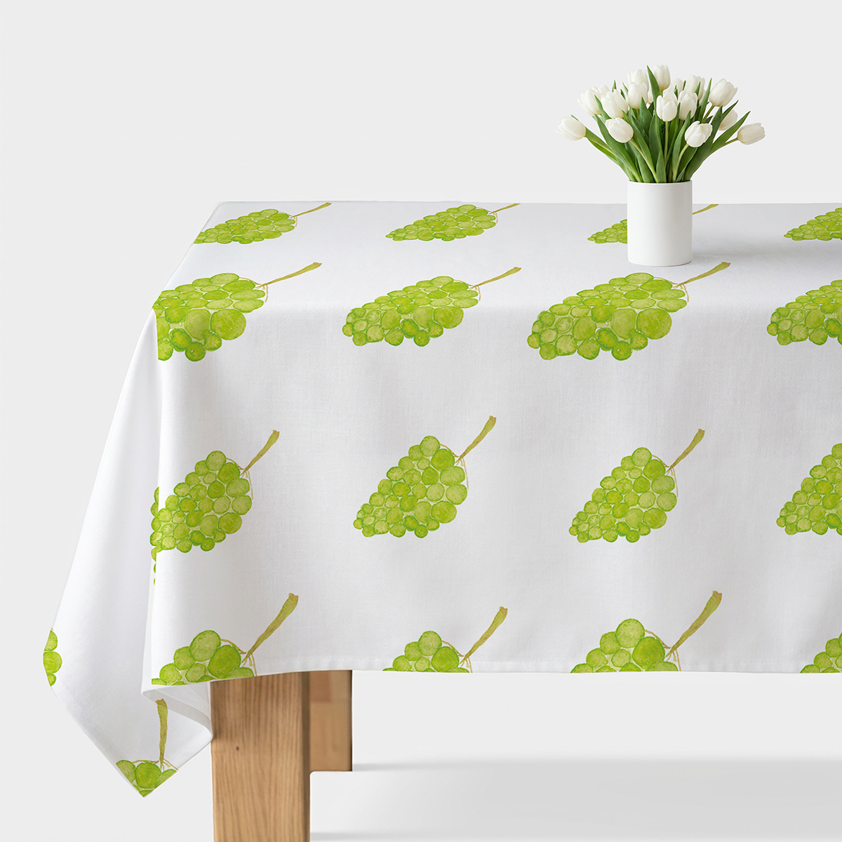obrus z nadrukiem akwarelowych kiści winogron na białym tle, główne ujęcie ze stołem i wazonem