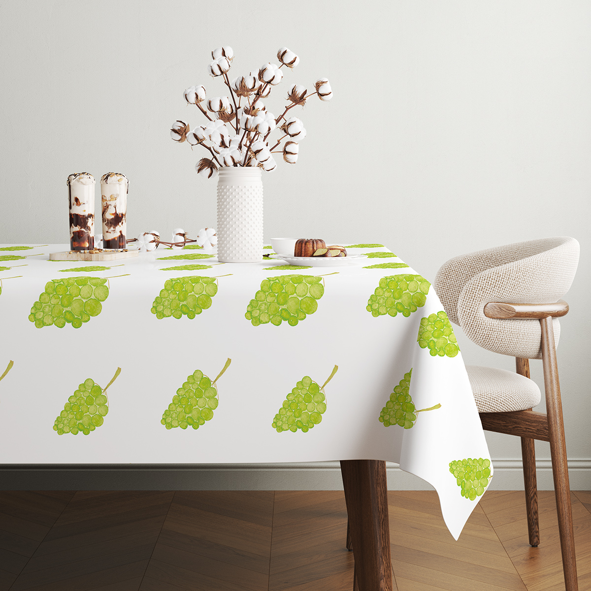 widok stołu z powtarzającym się wzorem kiści winogron na obrusie w jasnym wnętrzu