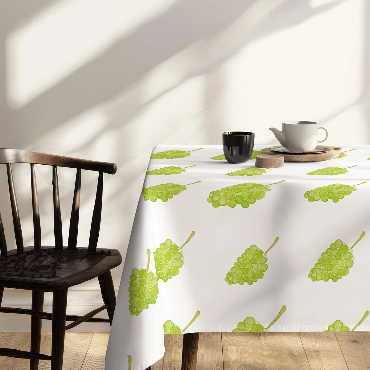 elegancka jadalnia z obrusowym motywem winogron dodającym świeżego akcentu