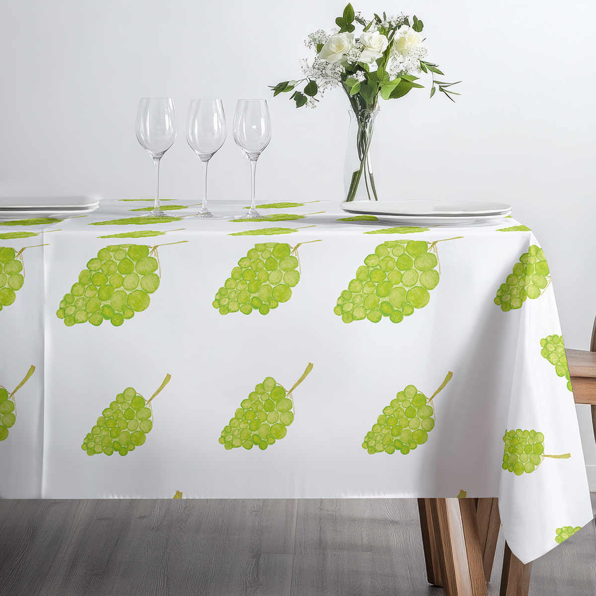 bliskie ujęcie krawędzi materiału z motywem akwarelowych winogron na białym tle