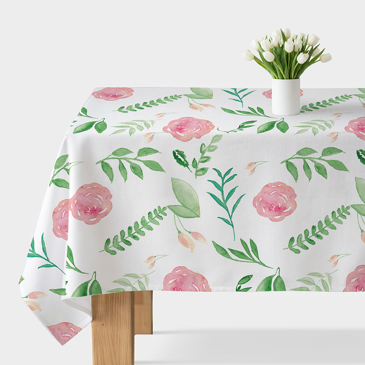 Obrus z akwarelowymi różami i listkami na białym tle, ujęcie główne