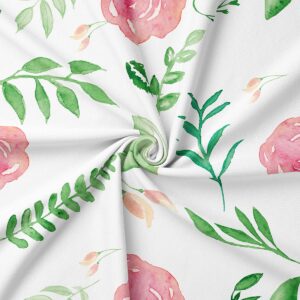 Zbliżenie na tkaninę z akwarelowymi liśćmi i delikatnymi pąkami róż